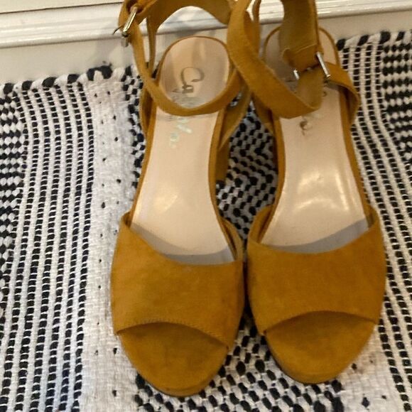 Callisto California Yellow Sandals 8.5 - Picture 5 of 16